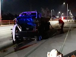 El conductor de la pipa, que sufrió lesiones graves en el cráneo, fue trasladado por Servicios Médicos a la clínica del Seguro Social 180. ESPECIAL