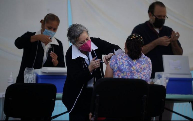 Informan que hasta este sábado ya se había logrado aplicar la vacuna antiCOVID al 99.7% del personal de salud. EL INFORMADOR/F. Atilano