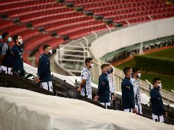 INFRACTOR. Federico Viñas (der.) no fue registrado para este juego y ocupó un lugar en la banca, lo que costaría el juego al América.