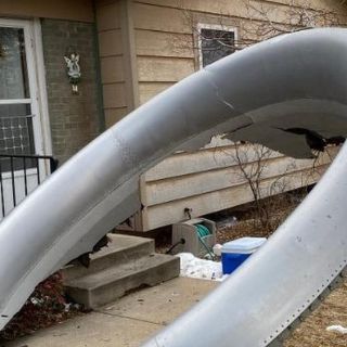 La ciudad de Estados Unidos donde "llovieron" pedazos de avión