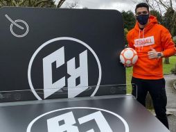 La Federación Mexicana de Teqball pidió a la FITEQ que le donaran una mesa personalizada con las iniciales RJ del futbolistas y ha sido estos días cuando ha llegado al domicilio del futbolista. FACEBOOK / Raul Jimenez
