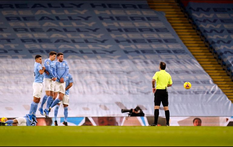 Aparte de algunos partidos de la Premier League jugados ante dos mil espectadores a finales del año pasado, toda la campaña 2020-2021 se ha celebrado a puerta cerrada. AFP/ARCHIVO