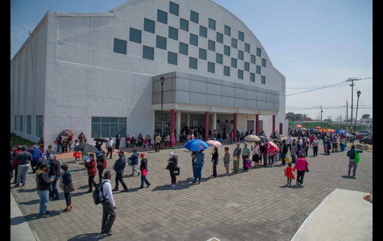 Habitantes hacen fila en Ecatepec, Estado de México, para recibir la vacuna contra el COVID-19. AFP/C. Cruz