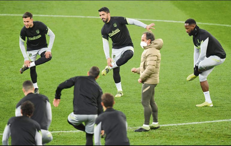 COLCHONEROS. Ya calientan para enfrentar a los ingleses en cancha neutral. AFP