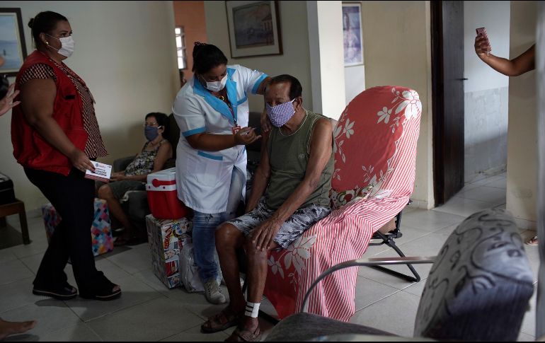 En Brasil, esta autorización final permite el uso de la vacuna para toda la población y la comercialización de las dosis. AP / ARCHIVO