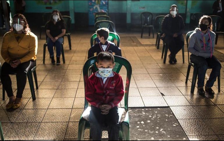 Niños y padres asisten a un evento de inauguración de ciclo escolar hoy en la escuela Ramona Gil, en la cabecera departamental de Chimaltenango, Guatemala. EFE/E. Biba