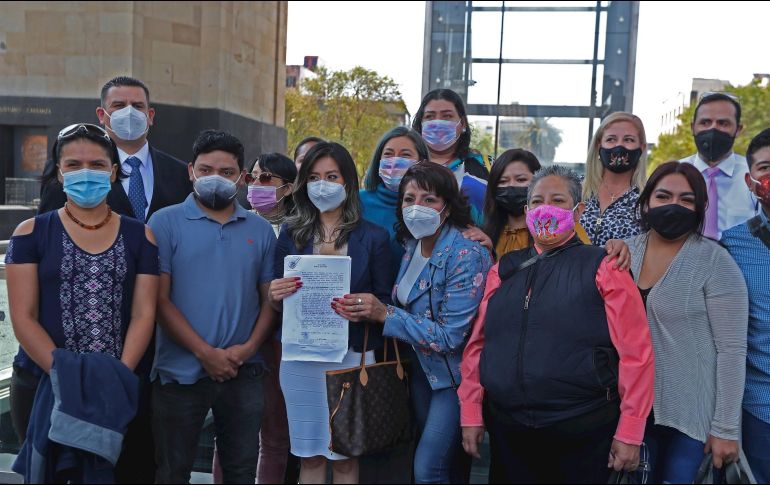La abogada Andrea Rocha Ramírez (c) y varios padres de hijos enfermos de cáncer se reunieron hoy en el Monumento a la Revolución, en Ciudad de México. EFE/M. Guzmán
