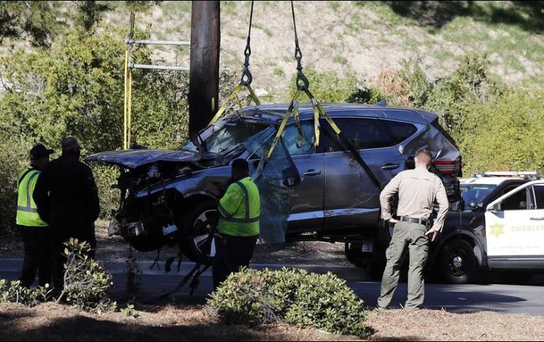 Detallan que Woods conducía a gran velocidad y perdió el control de su vehículo antes de dar varias vueltas de campana al salirse de la carretera. EFE/E. Laurent