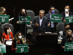 Diputados de las diferentes bancadas mostraron letreros sobre la reforma eléctrica. En la imagen, la intervención de César Ochoa, del PRI, partido que votó en contra. SUN/D. Simón