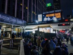 PROTAGONISTAS. El público regresó a las gradas del Madison Square Garden, aunque su equipo no les correspondió en el marcador. AP