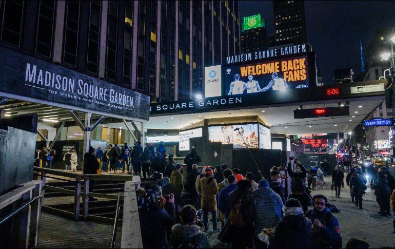 PROTAGONISTAS. El público regresó a las gradas del Madison Square Garden, aunque su equipo no les correspondió en el marcador. AP