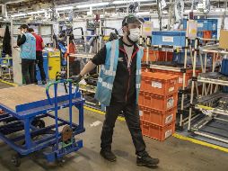 Señalan que en todas las fábricas se aplicaron  los protocolos sanitarios y de sana distancia. XINHUA/ ARCHIVO