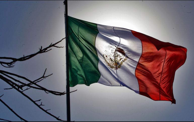En los inmuebles del Gobierno que por sus características lo permitan, se deberán rendir honores a la Bandera mexicana de forma obligatoria los días 24 de febrero, 15 y 16 de septiembre y 20 de noviembre de cada año.  SUN/ARCHIVO