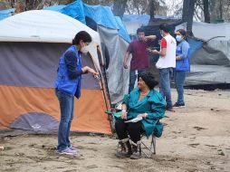 Personal del Acnur coloca pulseras a migrantes centroamericanos en un albergue de Matamoros. EFE/A. Pineda-Jácome