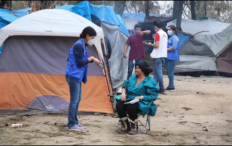 Personal del Acnur coloca pulseras a migrantes centroamericanos en un albergue de Matamoros. EFE/A. Pineda-Jácome