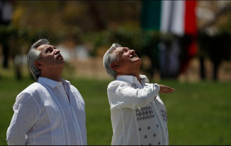 Fernández y López Obrador en el evento en Iguala, Guerrero, donde también se conmemoró el Día de la Bandera. AP/E. Verdugo
