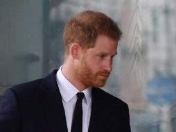 El príncipe Enrique admitió que se está más “cómodo” viendo la serie “The Crown” que leyendo las historias que se escriben sobre su familia. EFE / ARCHIVO