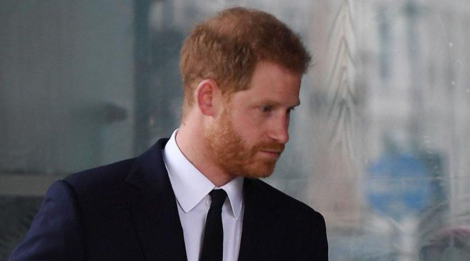 El príncipe Enrique admitió que se está más “cómodo” viendo la serie “The Crown” que leyendo las historias que se escriben sobre su familia. EFE / ARCHIVO