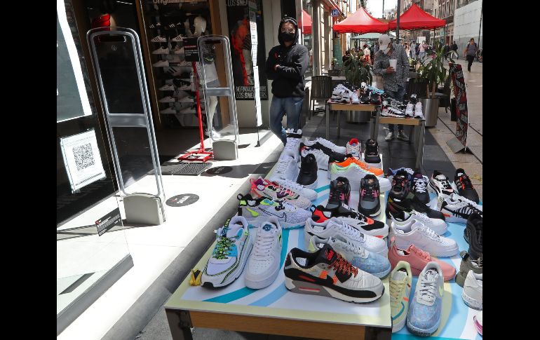 Pérdidas de miles de puestos de trabajo, alza de la informalidad y comerciantes al borde del colapso marcan la crisis derivada de la pandemia de COVID-19 en México, un país en vísperas de cumplir un año junto a un virus que ha dejado millones de damnificados económicos. EFE / M. Guzmán