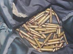 En la colonia Barrio de San Pablo, en San Sebastián del Oeste se aseguraron un revolver, un arma larga, 10 cargadores, 128 cartuchos útiles, una motocicleta y cuatro vehículos. ESPECIAL