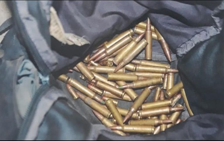 En la colonia Barrio de San Pablo, en San Sebastián del Oeste se aseguraron un revolver, un arma larga, 10 cargadores, 128 cartuchos útiles, una motocicleta y cuatro vehículos. ESPECIAL