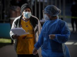 El registro previo da agilidad al trámite, ya que de no hacerlo, los adultos mayores deberán llenar un formulario con sus datos antes de formarse para la vacunación. EL INFORMADOR / F. Atilano