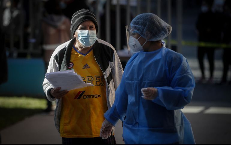 El registro previo da agilidad al trámite, ya que de no hacerlo, los adultos mayores deberán llenar un formulario con sus datos antes de formarse para la vacunación. EL INFORMADOR / F. Atilano