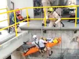 Bomberos de Tonalá implementaron un sistema de poleas para poder rescatar al herido. ESPECIAL