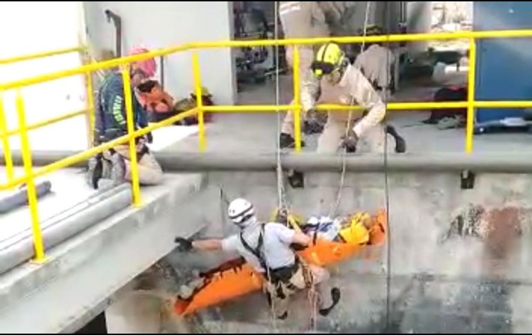 Bomberos de Tonalá implementaron un sistema de poleas para poder rescatar al herido. ESPECIAL