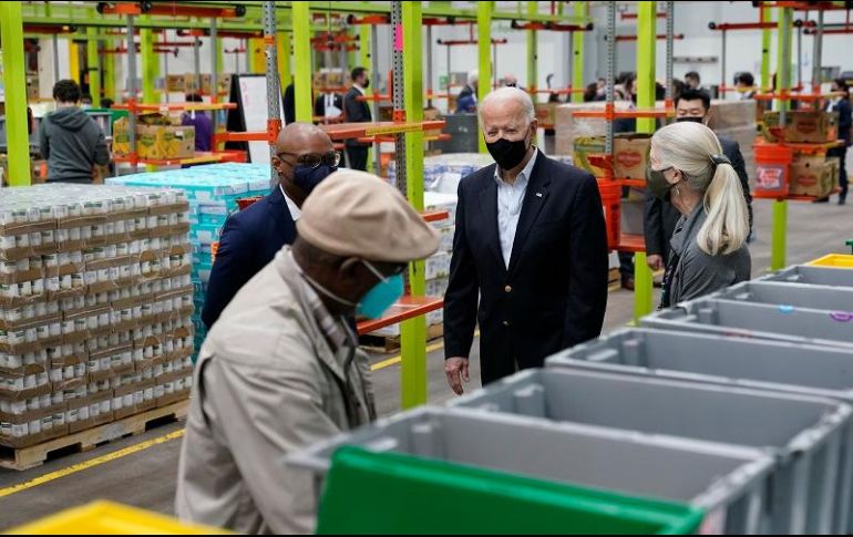 Joe Biden y la primera dama, Jill Biden, visitaron el Houston Food Bank, que atiende a más de un millón de personas en el sureste de Texas. AP/P. Semansky