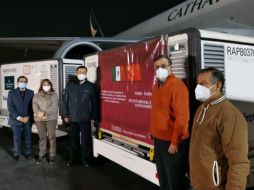 Marcelo Ebrard estuvo acompañado del Embajador Zhu Qingqiao, en el aeropuerto de la CDMX. TWITTER/ @m_ebrard