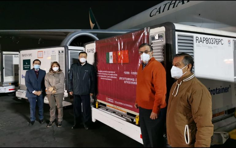 Marcelo Ebrard estuvo acompañado del Embajador Zhu Qingqiao, en el aeropuerto de la CDMX. TWITTER/ @m_ebrard
