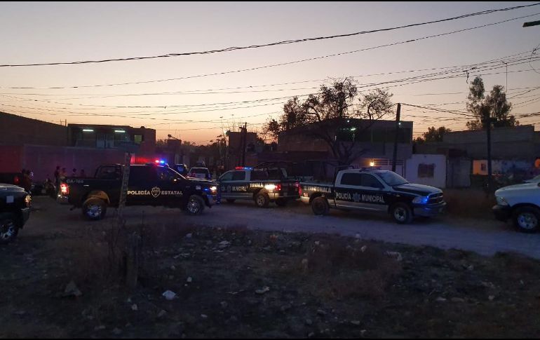 Los cuerpos quedaron regados a lo largo de unos tres metros de banqueta. EL INFORMADOR