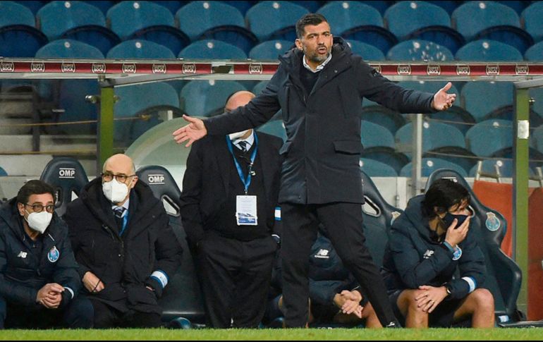 Sérgio Conceição buscaba explicaciones ante las fallas del Porto. AFP