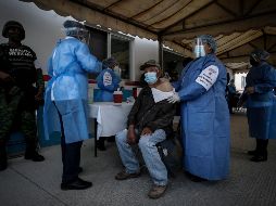 La vacuna es gratuita y para todos, por lo que pueden llegar a formarse a los módulos de vacunación, aunque el registro previo hace más ágil el proceso. EL INFORMADOR/F. Atilano