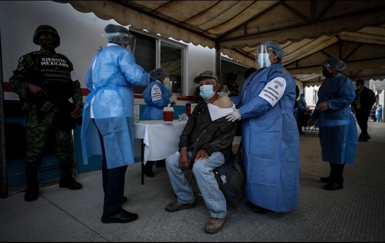 La vacuna es gratuita y para todos, por lo que pueden llegar a formarse a los módulos de vacunación, aunque el registro previo hace más ágil el proceso. EL INFORMADOR/F. Atilano