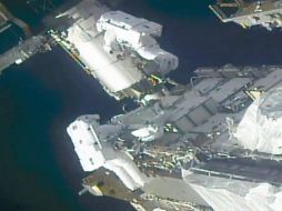 Rubins y Glover tuvieron que armar y atornillar las piezas para los dos primeros paneles solares, que está previsto enviar en junio. AP / ARCHIVO