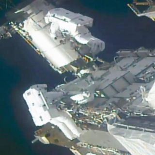 Astronautas de la NASA preparan la EEl para nuevas placas solares