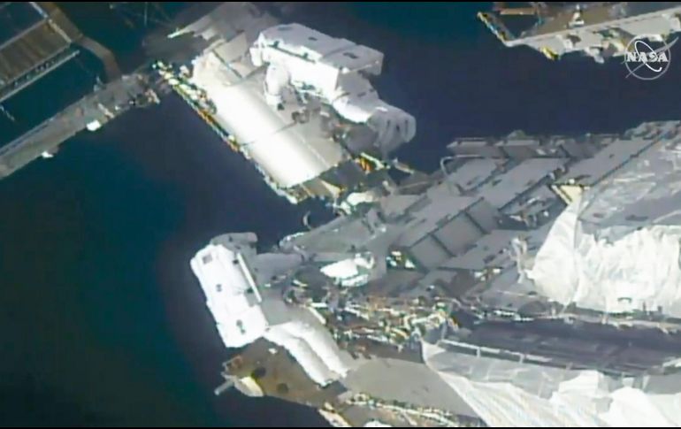 Rubins y Glover tuvieron que armar y atornillar las piezas para los dos primeros paneles solares, que está previsto enviar en junio. AP / ARCHIVO