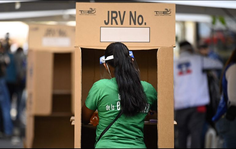 Una mujer vota hoy en San Salvador. Los salvadoreños deberán elegir los 84 diputados a la Asamblea Legislativa, autoridades de 262 alcaldías y 20 diputados al Parlamento Centroamericano. AFP/M. Recinos