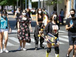 CUIDADO. En un recorrido por el Centro tapatío, se observó que los usuarios de la Vía RecreActiva fueron algunos de los que portaron el cubrebocas correctamente. EL INFORMADOR • G. GALLO
