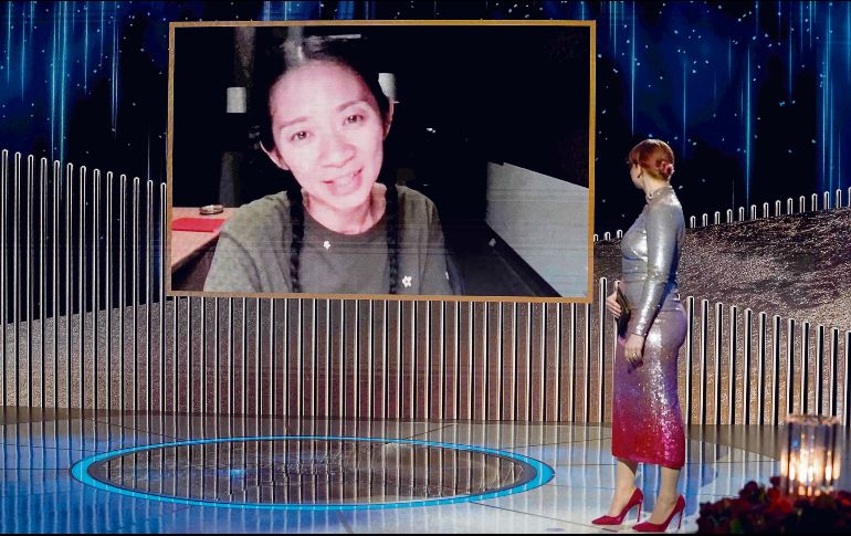 SE LO LLEVA. Chloé Zhao agradece el premio a Mejor película y dirección que ganó con “Nomadland”. AFP