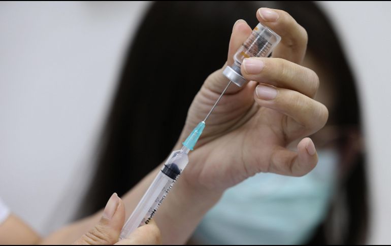 López Obrador, a pregunta expresa, reconoció en su rueda de prensa diaria que ya le ha solicitado a Biden que permita que las farmacéuticas de Estados Unidos distribuyan la vacuna a México. EFE / N. Sangnak