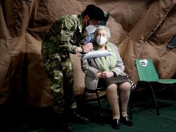 El acumulado de casos en el mundo es de 113 millones, mientras que los fallecidos con coronavirus superan los 2.5 millones. EFE / M. Balti