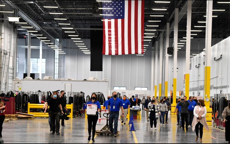 López Obrador reconoce en su rueda de prensa diaria que ya le ha solicitado a Biden que permita que las farmacéuticas estadounidenses distribuyan la vacuna a México. EFE / T. D. Easley