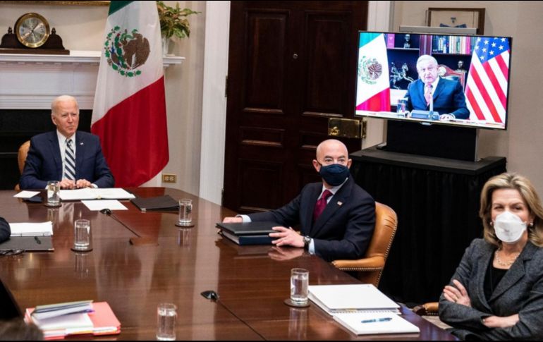 Joe Biden (i) desde la Casa Blanca en Washington participa en la reunión con Andrés Manuel López Obrador. EFE/EP/A. Moneymaker