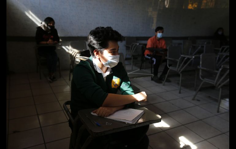 Estudiantes regresan a clases presenciales en una escuela de Zapopan. EFE/F. Guasco