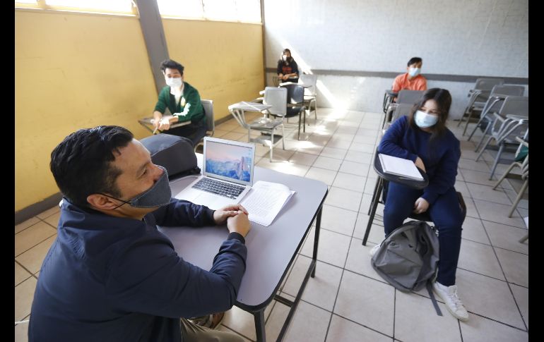 Estudiantes regresan a clases presenciales en una escuela de Zapopan. EFE/F. Guasco