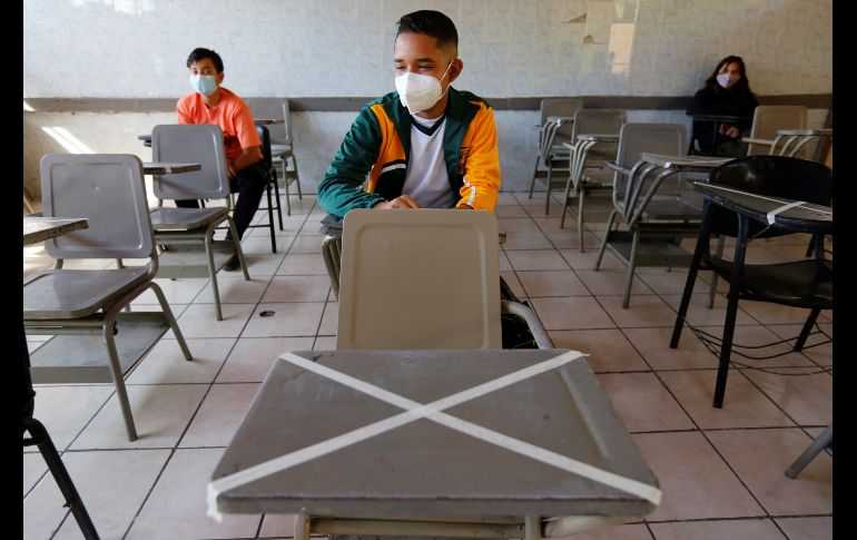Estudiantes regresan a clases presenciales en una escuela de Zapopan. EFE/F. Guasco