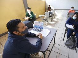 Estudiantes regresan a clases presenciales en una escuela de Zapopan. EFE/F. Guasco